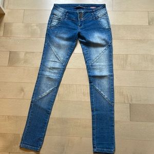 Low waisted denim jeans